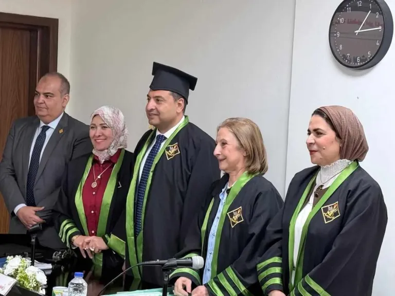 محمود بسيونى رئيس تحرير أخبار اليوم يناقش بحث زمالة كلية الدفاع الوطنى بالأكاديمية العسكرية