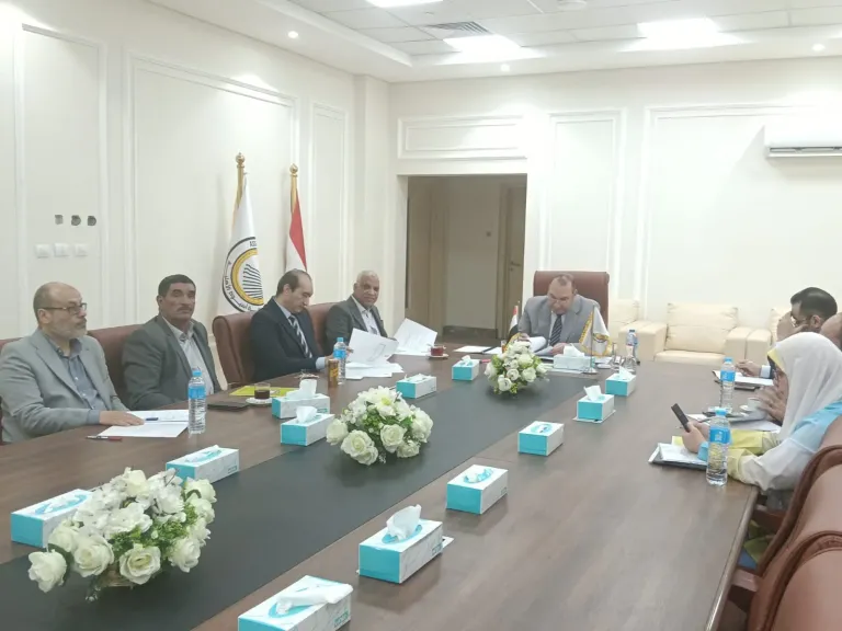 لجنة الموارد البشرية بجامعة أسيوط الأهلية تناقش تقارير تقويم الأداء