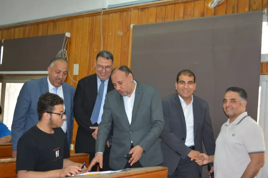 نائب رئيس جامعة الأزهر للوجه القبلي يتفقد امتحانات كلية طب الأسنان بأسيوط