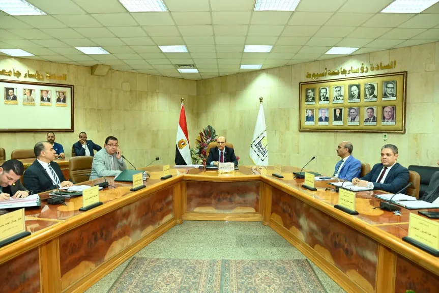 الدكتور المنشاوي يترأس اجتماع مجلس كلية الحقوق لاختيار ممثلي الكلية