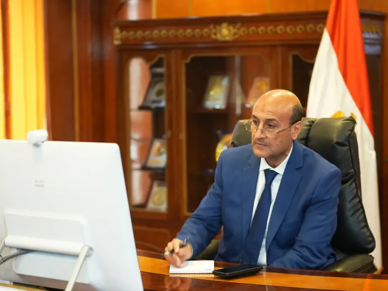 محافظ أسيوط يشارك في اجتماع مجلس المحافظين عبر الفيديو كونفرانس لمتابعة