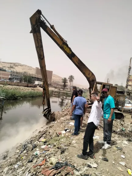 محافظ أسيوط يوجه برفع تراكمات القمامة على ضفاف ترعة الملاح بحي غرب