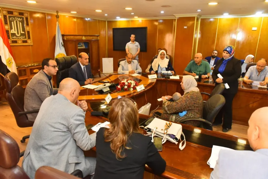 محافظ أسيوط يوجه بعلاج طفل وطفلة على نفقة الدولة ويمنح وحدة سكنية لأرملة