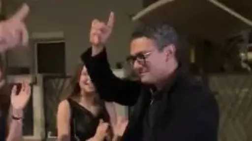 ساب عربيته ونزلهم.. آسر ياسين في وصلة رقص مع عروسين بالشارع