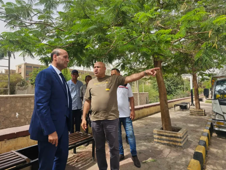 محافظ أسيوط يتفقد تركيب مقاعد خشبية بكورنيش الجامعة بحي غرب لتوفير أماكن جلوس