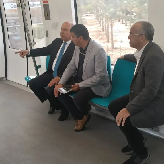 ​وزير النقل يستقل ”المونوريل” متوجهاً لمكتبه بالعاصمة الإدارية