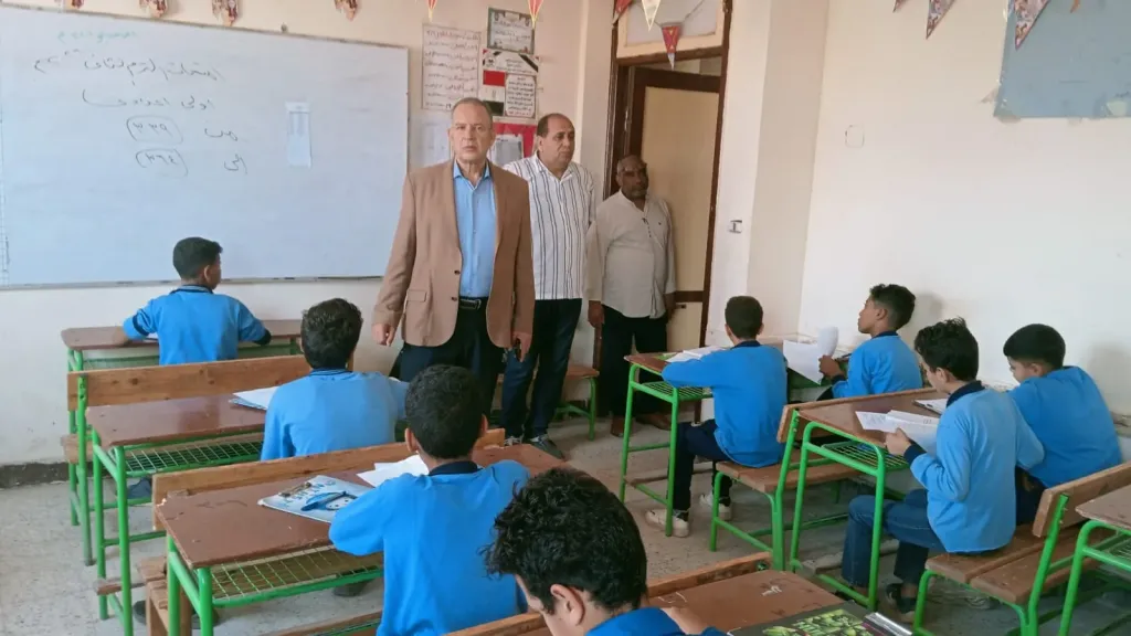 وكيل وزارة التعليم بأسيوط يتفقد انتظام لجان امتحانات الفصل الدراسى الثانى بمدارس