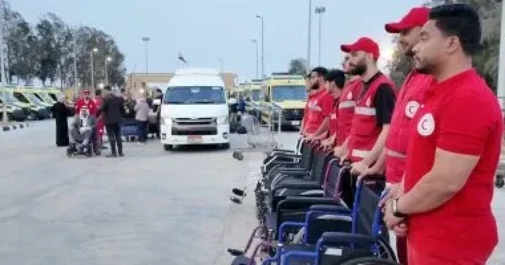 الهلال الأحمر يستقبل الدفعة الـ42 من المصابين الفلسطينيين