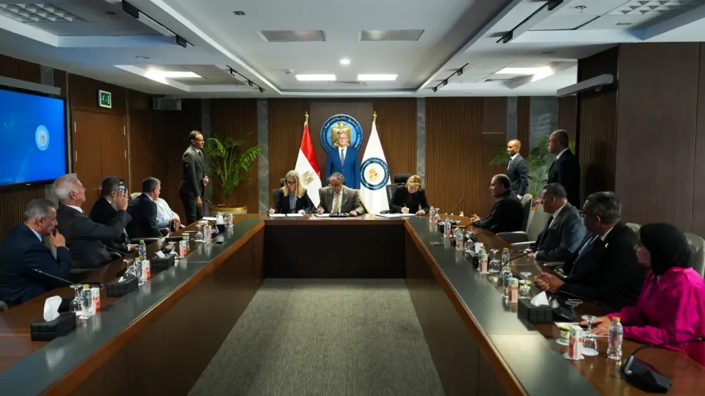 وزير البترول والثروة المعدنية يشهد توقيع اتفاقية جديدة للتوسع في البحث والإنتاج بمنطقة بدرالدين بالصحراء الغربية