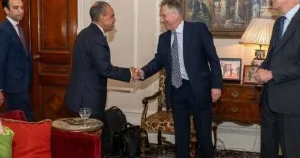 وزير الخارجية يعقد لقاءً موسعاً مع عدد من المسئولين البريطانيين فى لندن