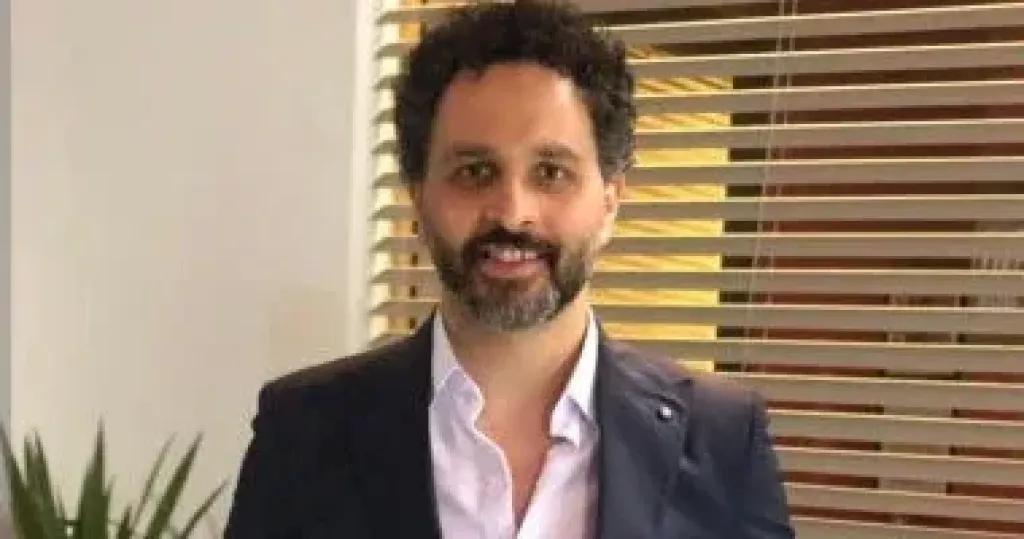 أحمد عزيز يكشف تفاصيل شخصيته بمسلسل ”آخر شقة فوق”