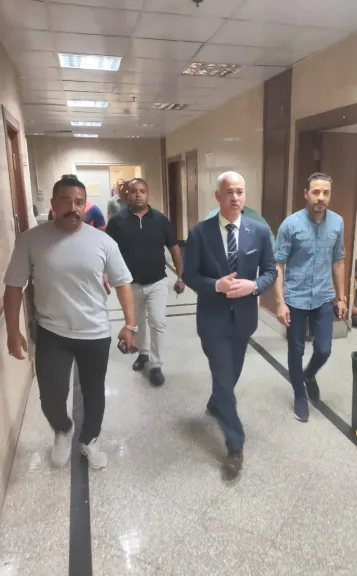 الدكتور أحمد عبدالمولى يزور مصابي حادث أبنوب بمستشفى الإصابات الجامعي
