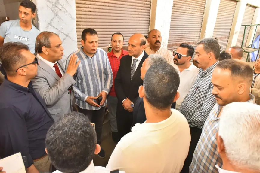 محافظ أسيوط يتفقد سوق الباعة الجائلين بمنفلوط ويؤكد
