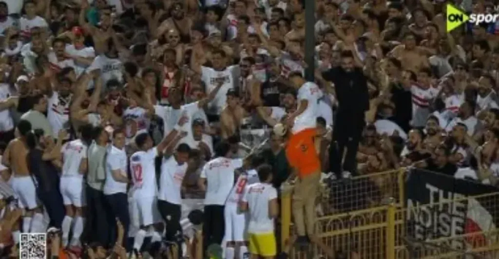 خوان بيزيرا يقود احتفالات لاعبي الزمالك مع الجماهير بعد التتويج بالدوري