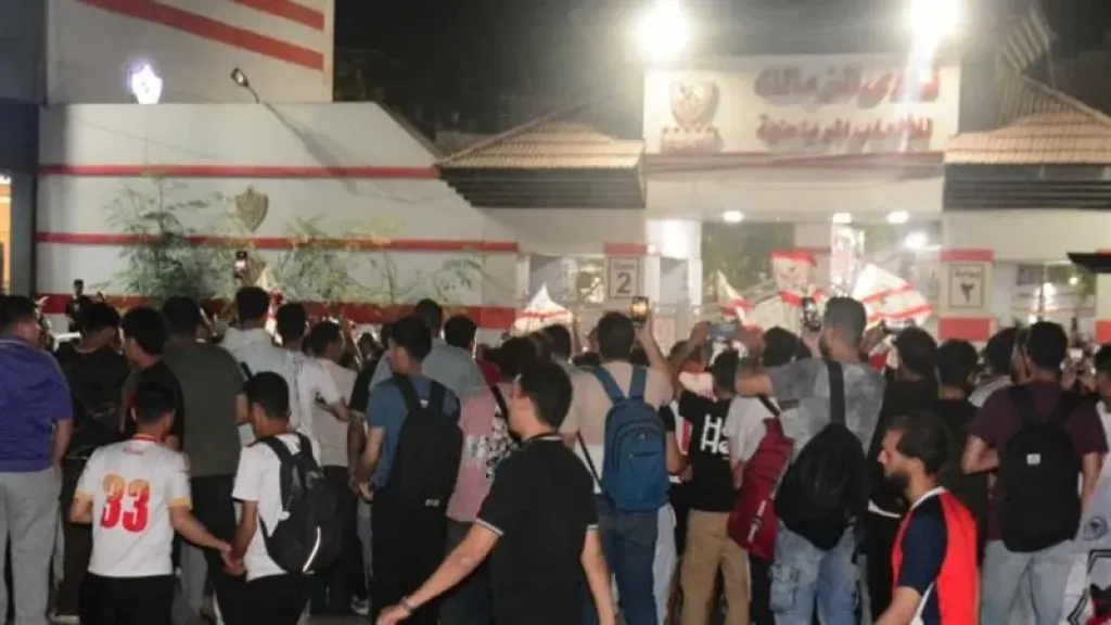 سمعنا يا عم الحدوتة”، هتاف جماهير الزمالك أمام بوابات النادي احتفالا بالدوري