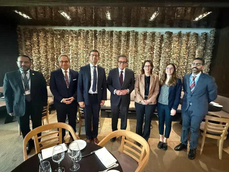 وزير الصحة يبحث مع البنك الدولي دعم التأمين الصحي الشامل