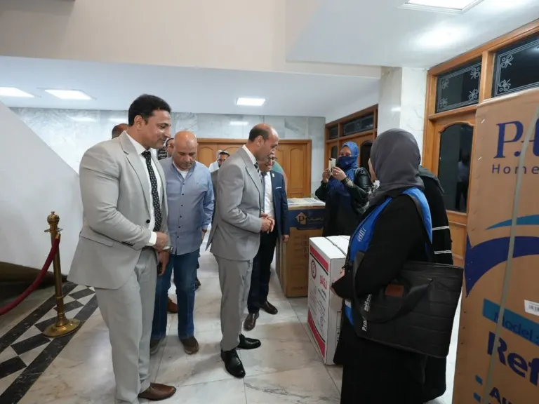 محافظ أسيوط يشهد توزيع أجهزة كهربائية وأثاث منزلي وكراسي متحركة ومشروع