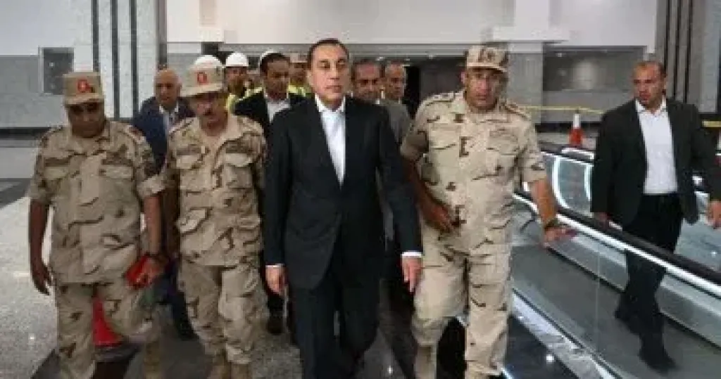رئيس الوزراء يستقل الأتوبيس الكهربائى المخصص للموظفين بالعاصمة الجديدة