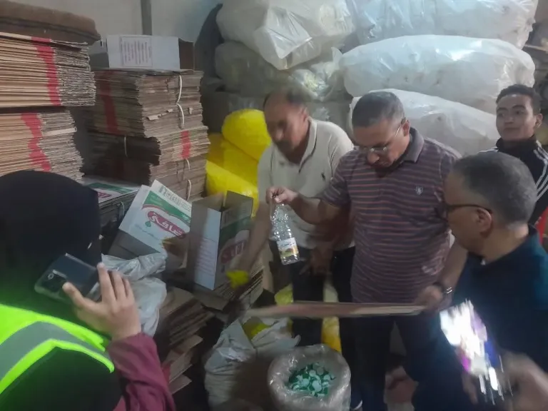 تموين بني سويف يضبط مصنع زيوت مغشوشة و5 أطنان أعلاف فاسدة خلال حملات مكثفة