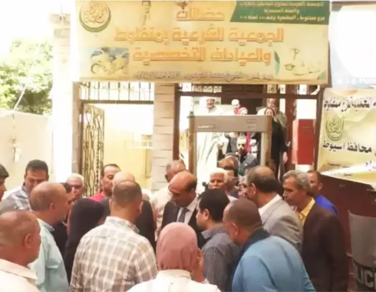 محافظ أسيوط يمنح وحدة سكنية لسيدة غير قادرة بمساكن الأسر الأولى بالرعاية