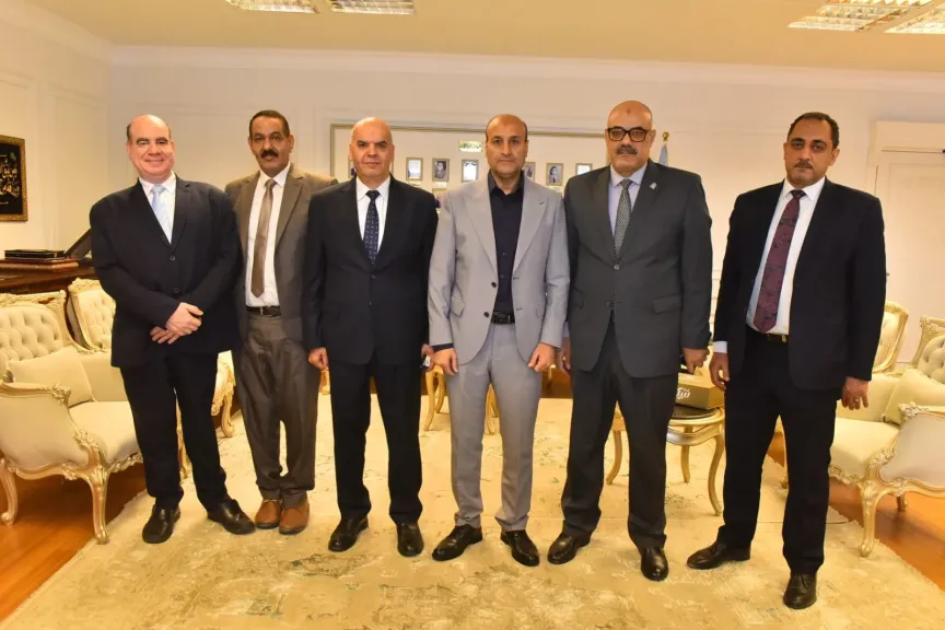 محافظ أسيوط يلتقي وفد البنك الزراعي المصري لبحث التعاون في المبادرات المجتمعية