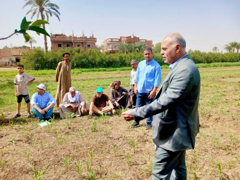 محافظ أسيوط يؤكد أهمية رفع الوعي الزراعي خلال يوم حقلي لزراعات الذرة الشامية