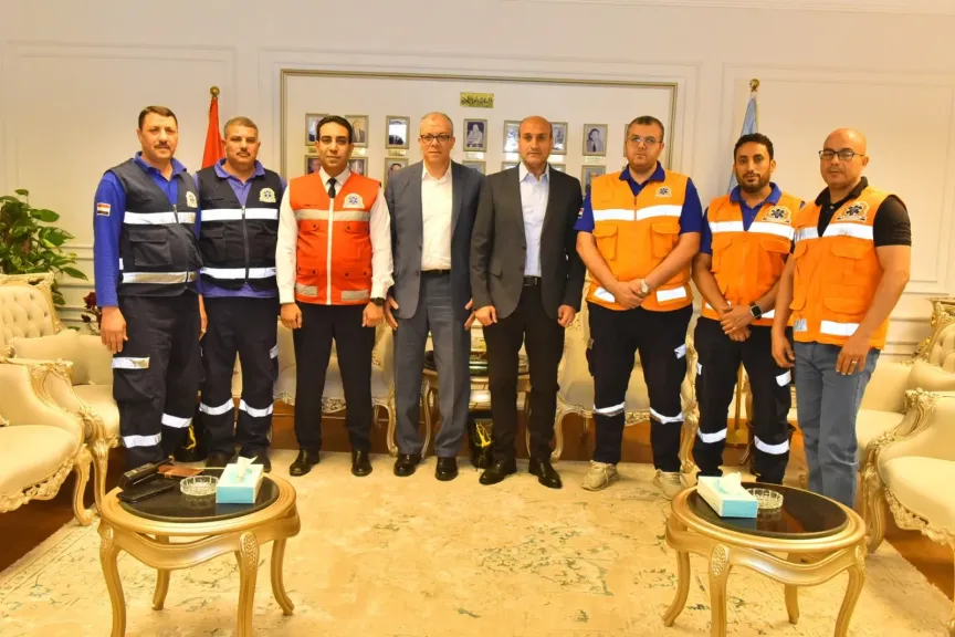 محافظ أسيوط يكرم طاقم إسعاف خاطر بحياته لإنقاذ عامل من بئر صرف صحي