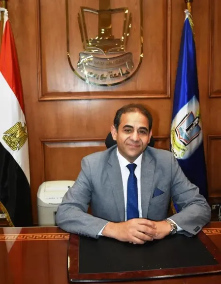 رئيس جامعة بورسعيد يقرر صرف مكافأة إجادة بقيمة 2500 جنيه للعاملين