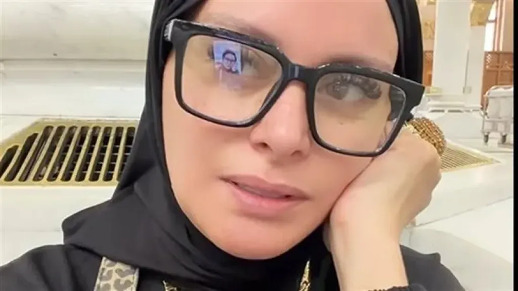 لمياء فهمي ترد على جدل ارتدائها الرموش والأظافر الصناعية أثناء أدائها مناسك الحج