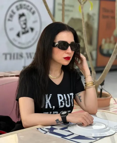 مى عز الدين تخطف الأنظار بإطلالة كاجوال قبل ظهورها فى صاحبة السعادة