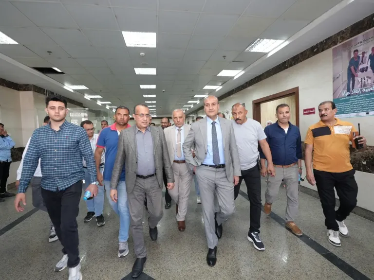 محافظ أسيوط يزور المرضى بمستشفى الإصابات الجامعي ويشاركهم فرحة عيد الأضحى