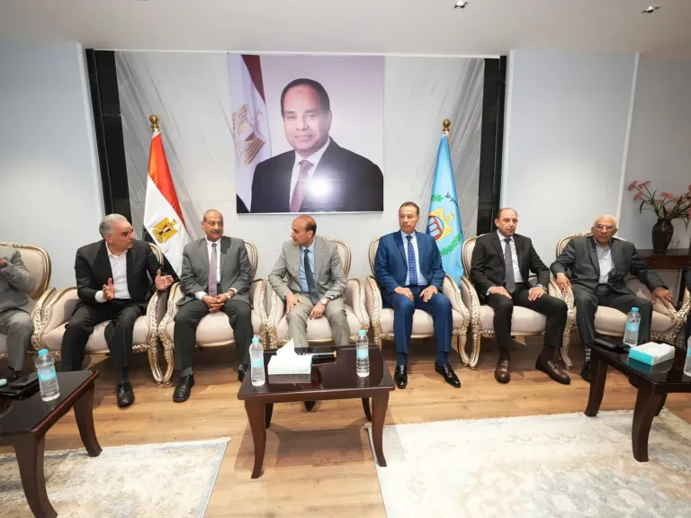 محافظ أسيوط يستقبل أعضاء مجلسي النواب والشيوخ لتبادل التهنئة بعيد الأضحى المبارك