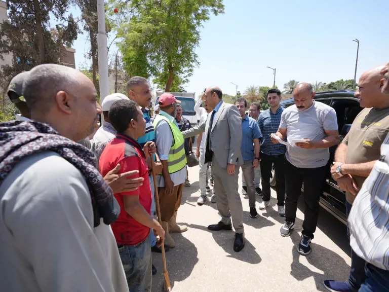 محافظ أسيوط يهنئ عمال النظافة بعيد الأضحى ويوزع الهدايا والعيديات