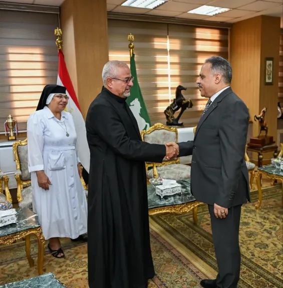 محافظ الشرقية يستقبل راعي الكنيسة الكاثوليكية للتهنئة بعيد الأضحى