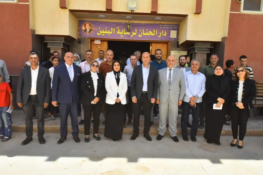 محافظ أسيوط يشارك الأيتام فرحة العيد.. هدايا وعيديات وتكريم للعاملين بدور الرعاية