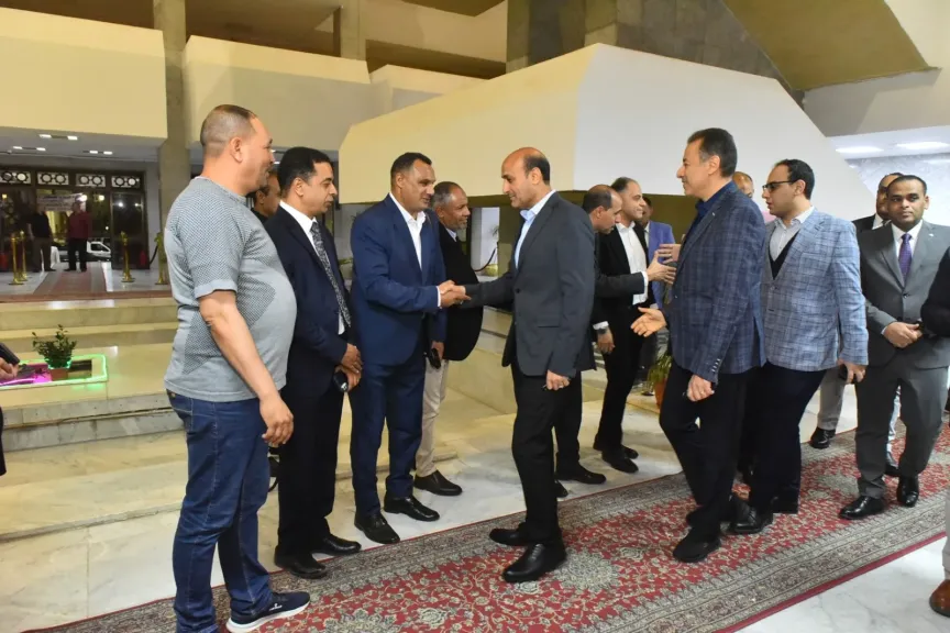 محافظ أسيوط يواصل استقبال المهنئين بعيد الأضحى وسط أجواء احتفالية
