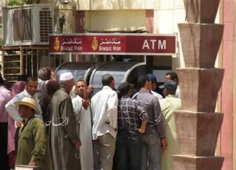معاناة المواطنين أثناء سحب المرتبات والمعاشات بأسيوط