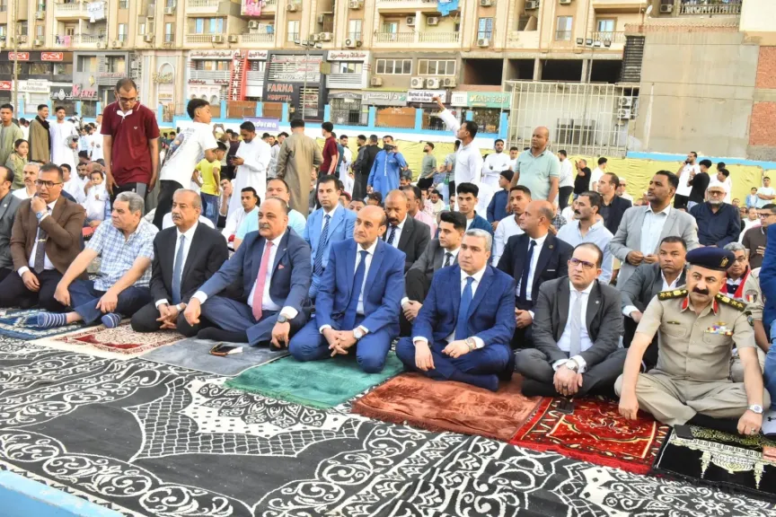 محافظ أسيوط يؤدي صلاة عيد الأضحى بساحة أرض الملاعب ويؤكد: رفع درجة الاستعداد
