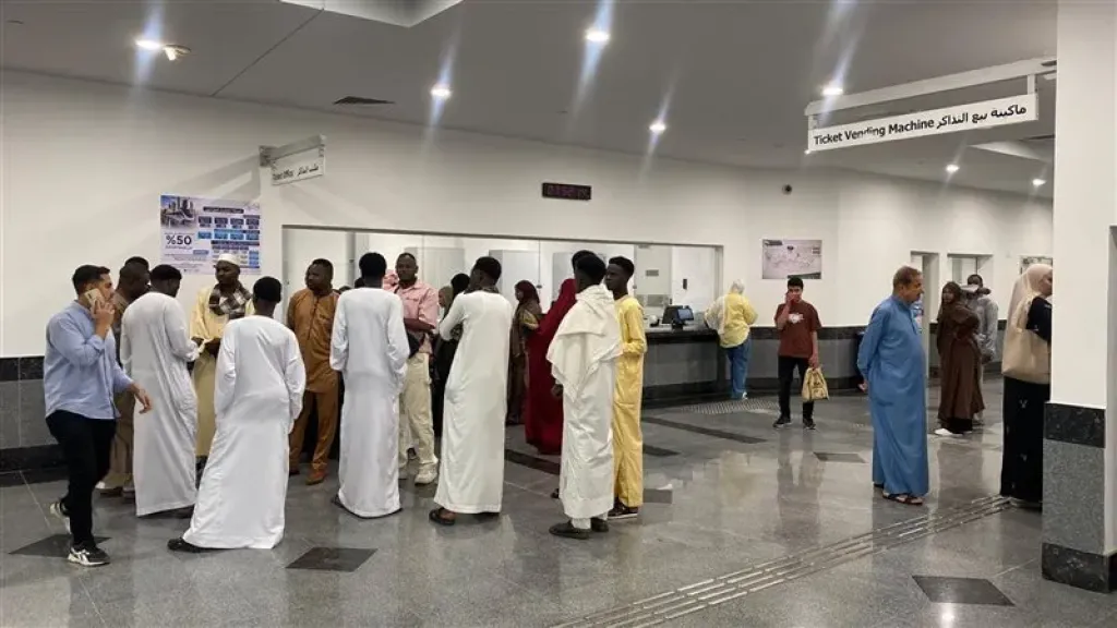 زحام على مونوريل شرق النيل في أول أيام عيد الأضحى لزيارة النهر الأخضر