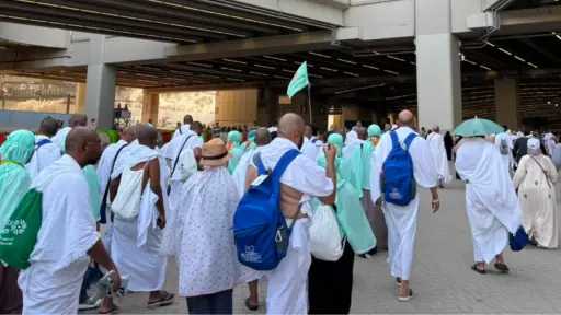 حجاج الجمعيات الأهلية يواصلون أداء المناسك .. ويرمون جمرة العقبة الكبرى