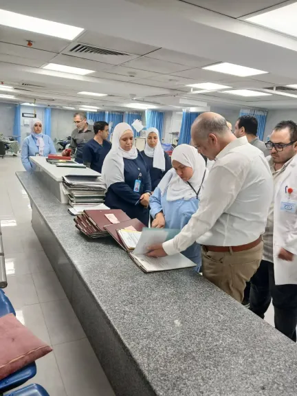 د. خالد موافى  مساعد رئيس  التأمين الصحي فى جولة مفاجئة بمستشفى صيدناوي