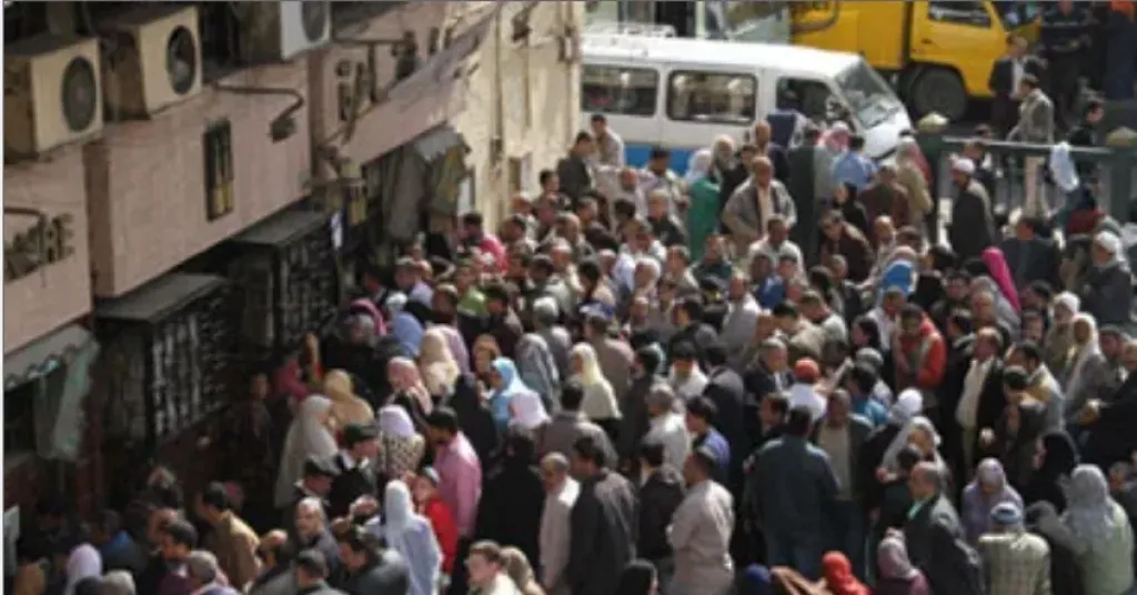 كيف واجهت البنوك غضب الجماهير أمام ماكينات الـATM الخاوية من الأموال؟
