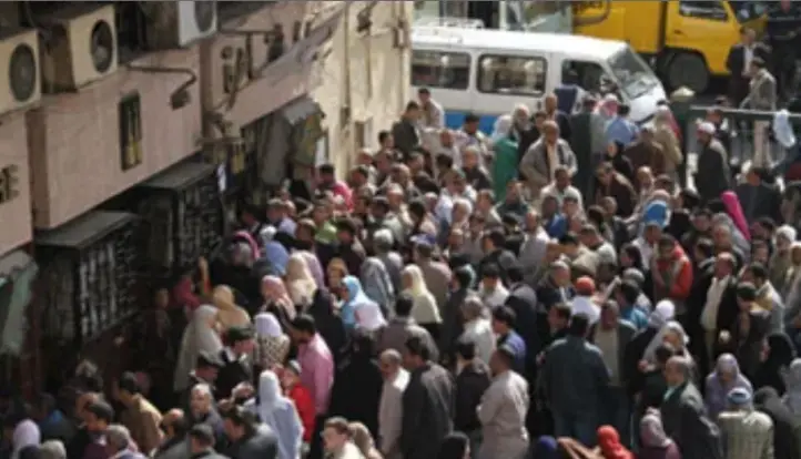 كيف واجهت البنوك غضب الجماهير أمام ماكينات الـATM الخاوية من الأموال؟