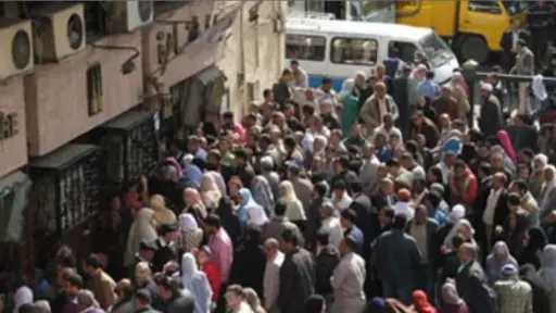 كيف واجهت البنوك غضب الجماهير أمام ماكينات الـATM الخاوية من الأموال؟