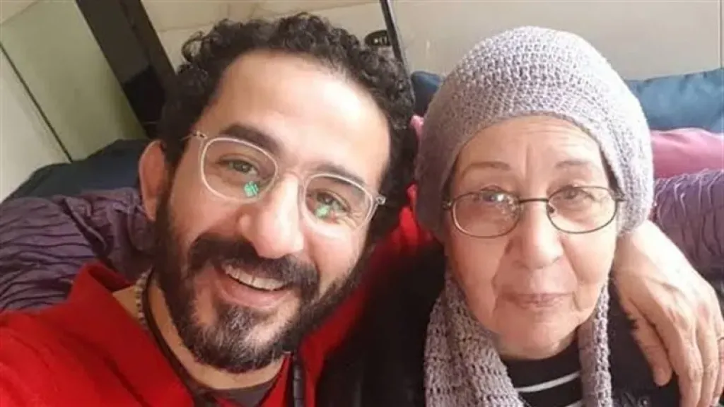 وفاة والدة الفنان أحمد حلمي وتشييع جثمانها اليوم في بنها
