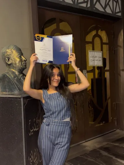 من جامعة أسيوط الأهلية إلى صدارة المسرح.. مريم صفوت تحصد المركز الأول