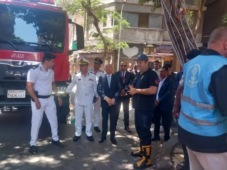 محافظ القاهرة يتدخل ميدانيًا لإخماد حريق بالدرب الأحمر دون إصابات خلال عيد الأضحى