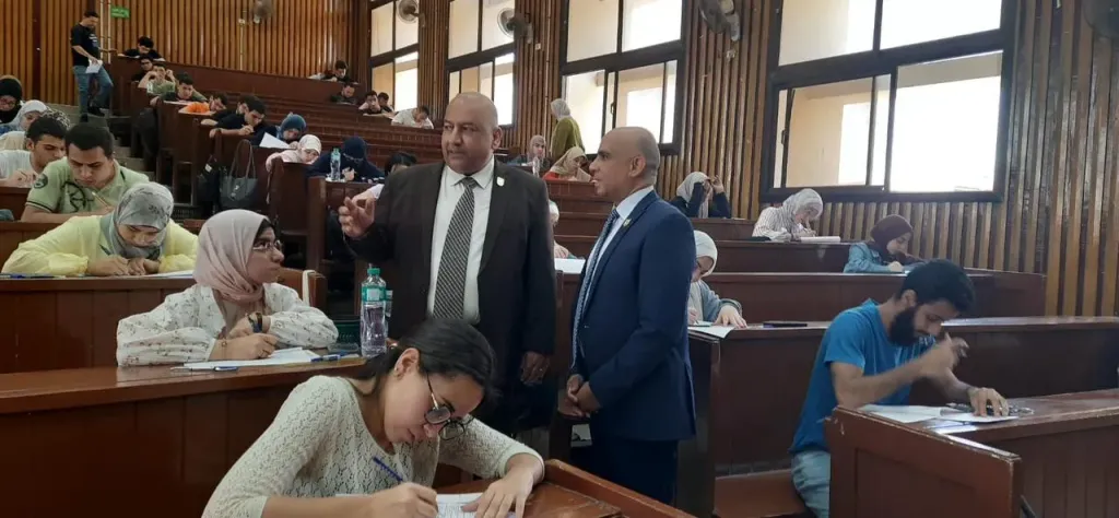 نائب رئيس جامعة القاهرة يتفقد لجان الامتحانات بعد إجازة العيد