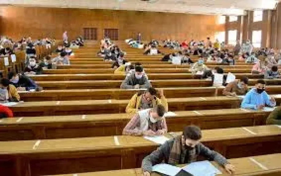 ضبط 11 طالبًا بكلية التجارة فى بنى سويف متلبسين بالغش باستخدام المحمول