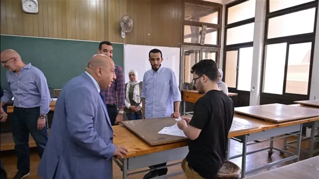 نائب رئيس جامعة القاهرة يتابع امتحانات الفصل الدراسي الثاني بعدد من الكليات